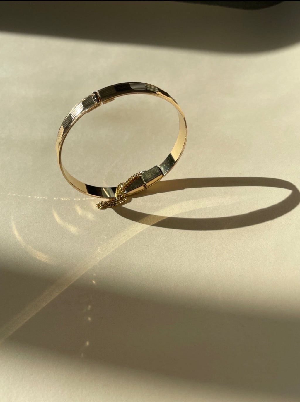 Vintage hinged gold bangle VSxR 23