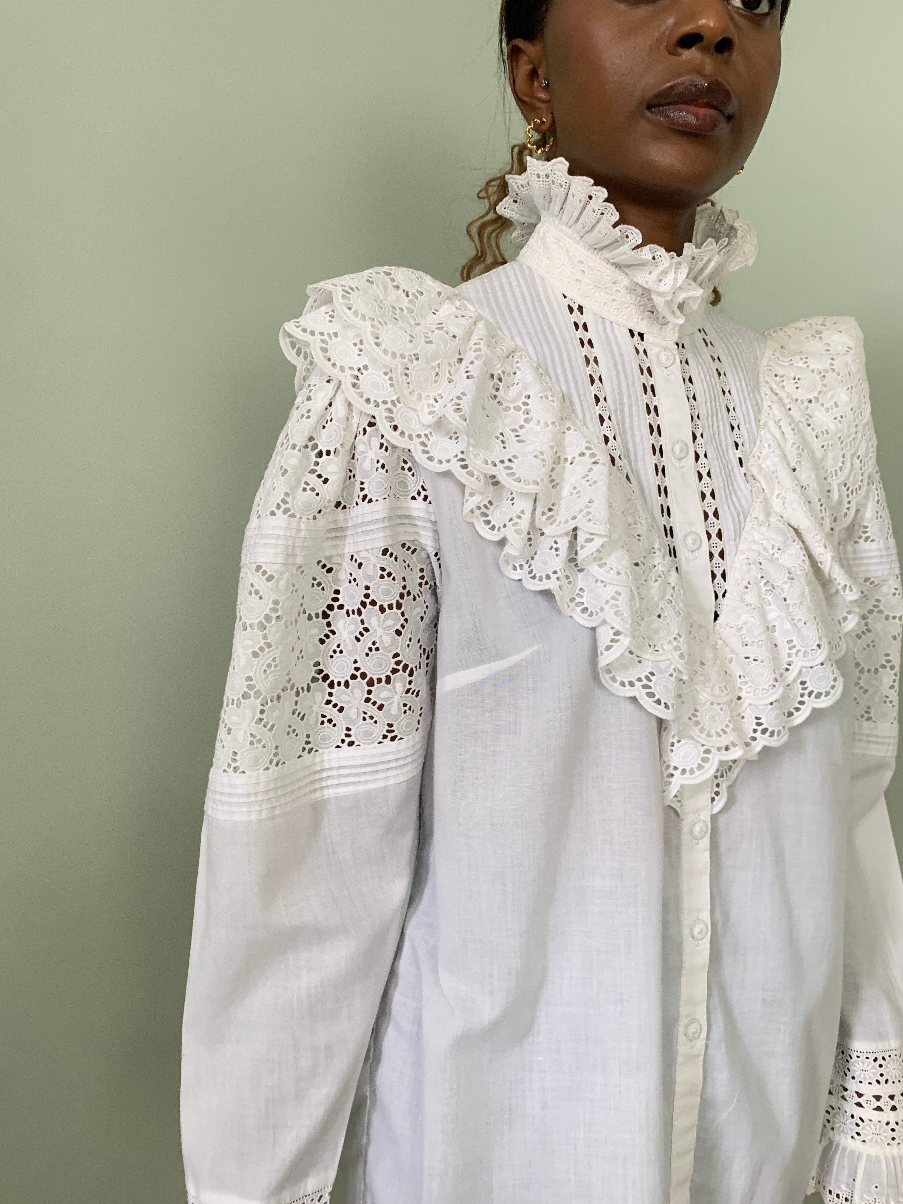 Beautiful wow vintage embroidered cotton blouse