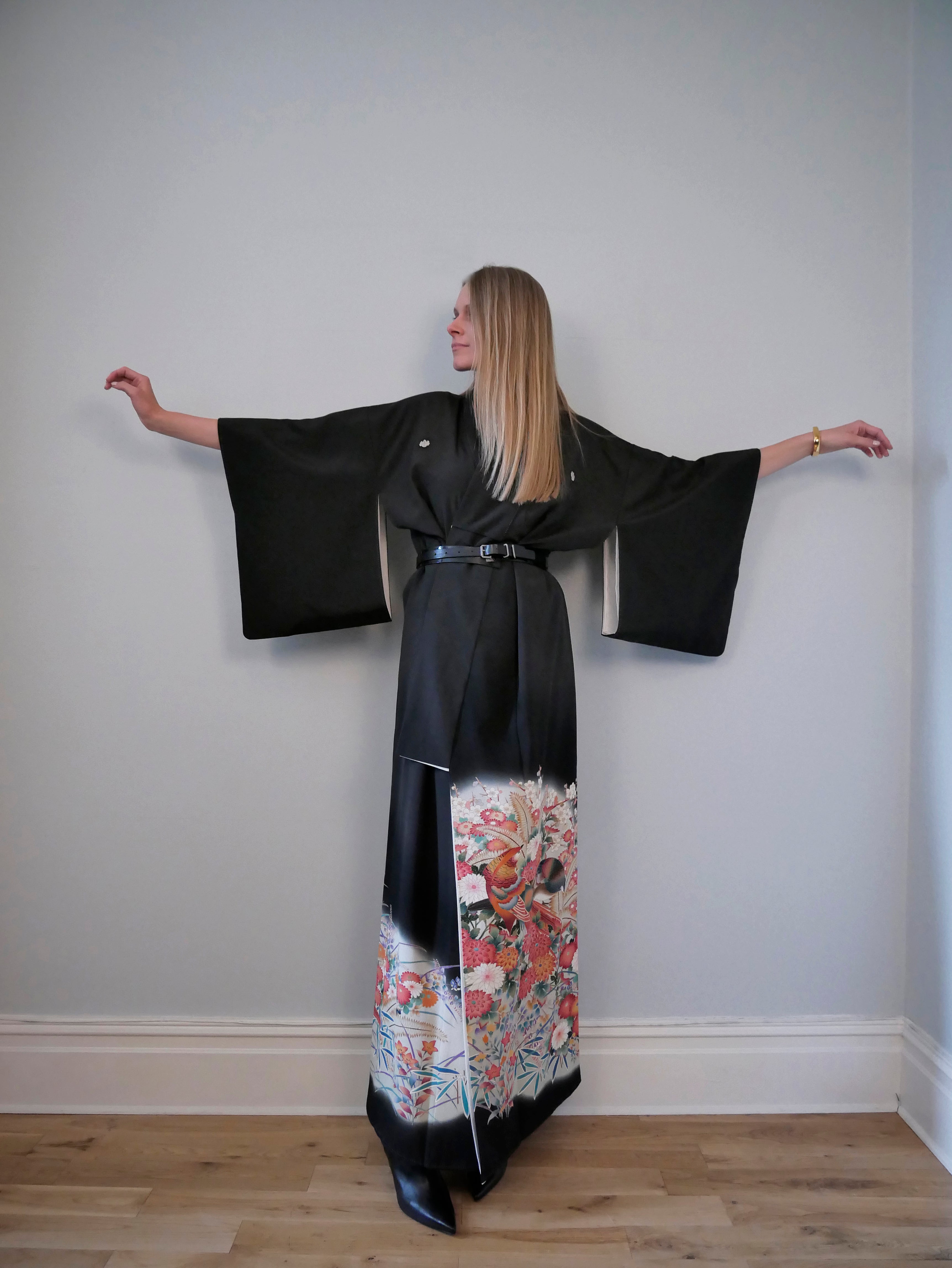 Japanese 1920's silk placement print kimono in black